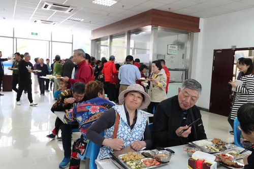 为方便干部职工，每天数百人到县政府食堂就餐，打造有温度的'政务中心'，提升工作效率及员工满意度