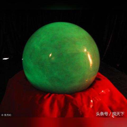 迷失暗室：有部游戏要拿手电筒照着打的刺激冒险